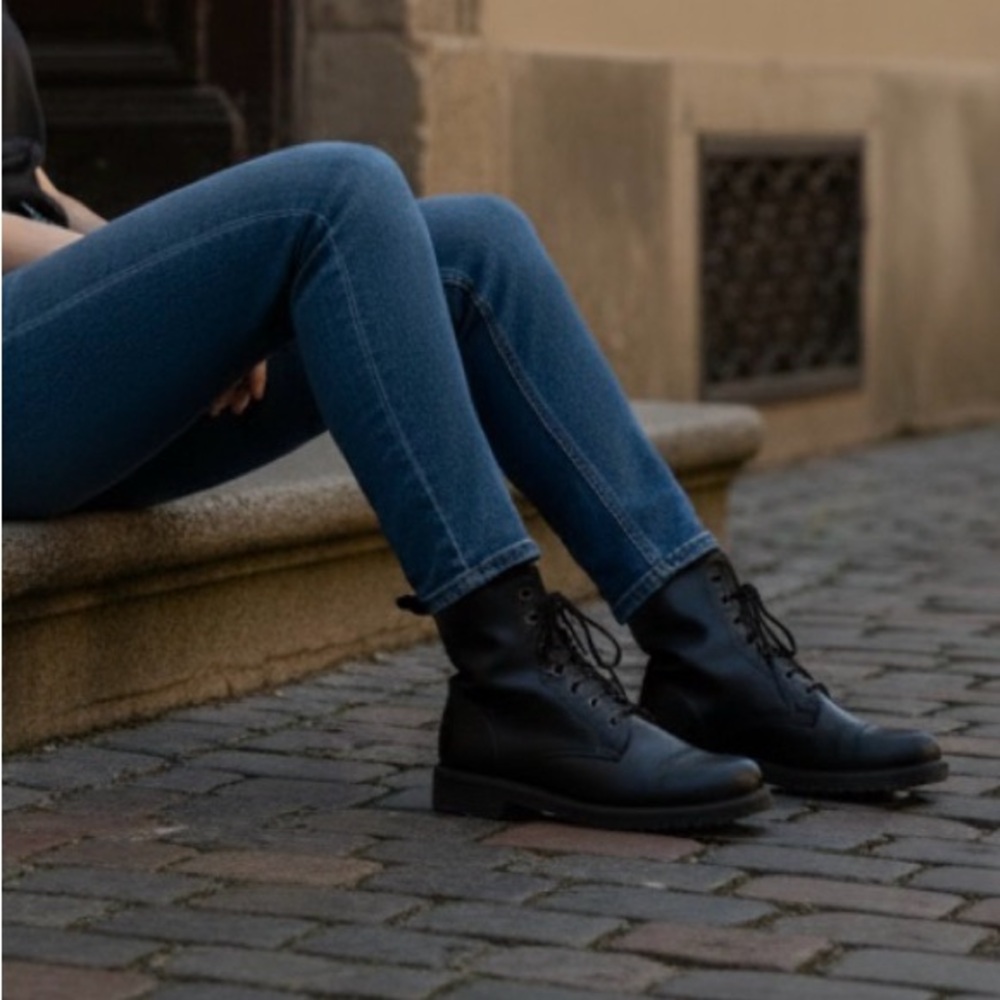 Waterproof La Canadienne lace-up bootie for women in size 8